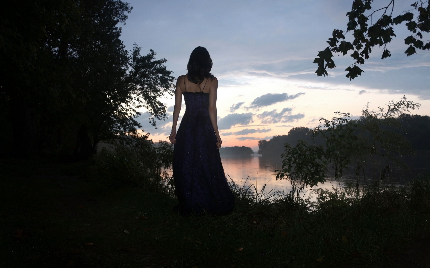 Девушка В Черном Длинном Платье Фото