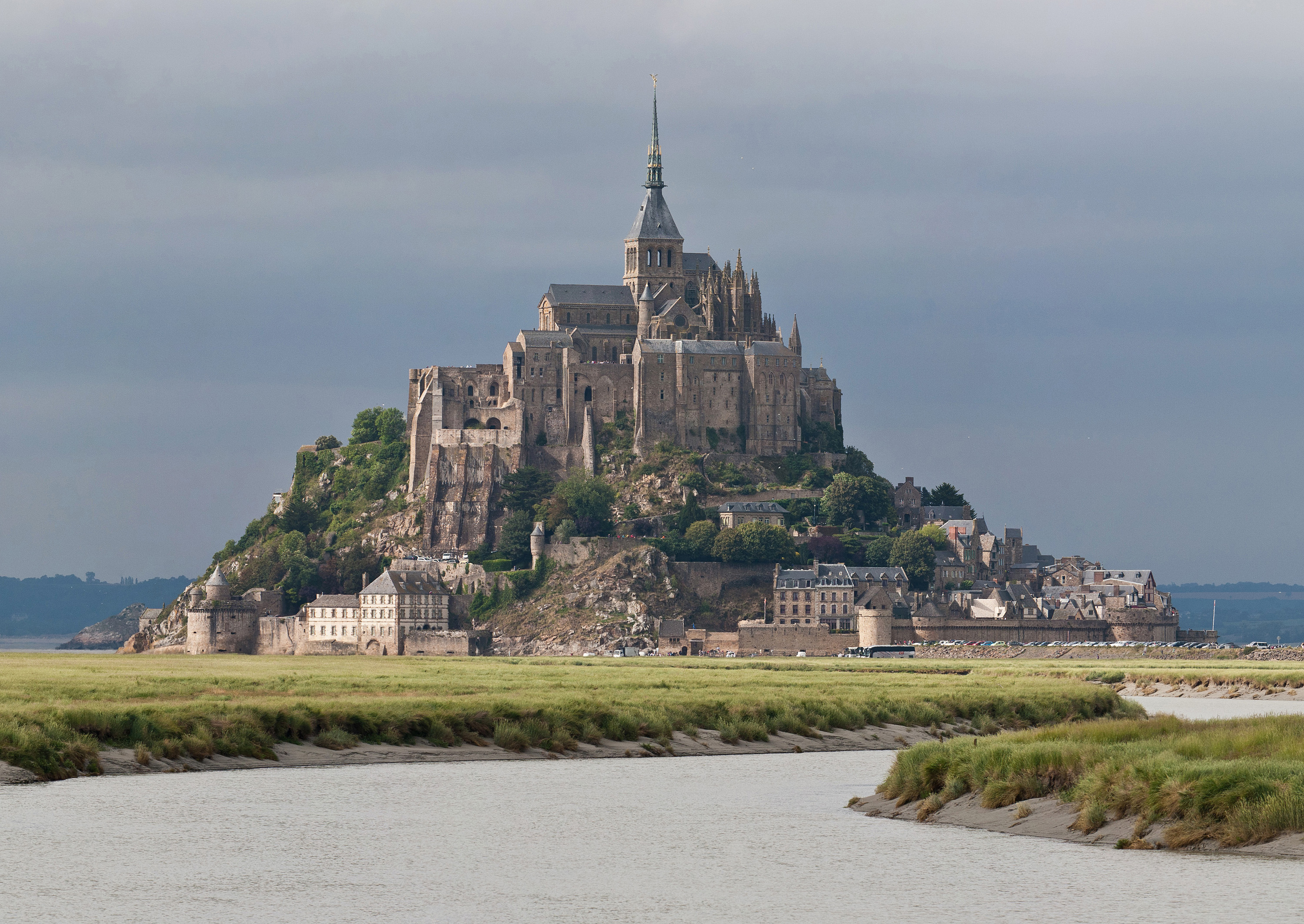 Мон со. Замок Мон-сен-Мишель (Mont Saint-Michel). Аббатство сен-Мишель Нормандия Франция. Сан Мишель замок Франция. Замок аббатства Мон сен-Мишель во Франции.